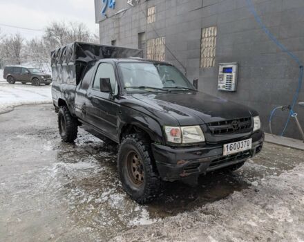 Черный Тойота Хайлюкс, объемом двигателя 2.5 л и пробегом 500 тыс. км за 4974 $, фото 1 на Automoto.ua