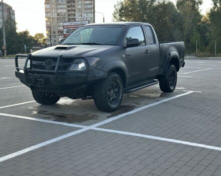 Черный Тойота Хайлюкс, объемом двигателя 2.5 л и пробегом 325 тыс. км за 9500 $, фото 1 на Automoto.ua