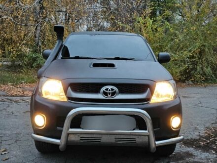 Черный Тойота Хайлюкс, объемом двигателя 2.5 л и пробегом 265 тыс. км за 9000 $, фото 1 на Automoto.ua