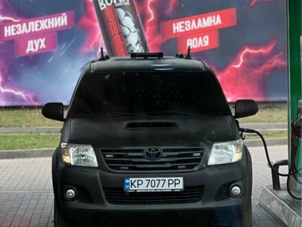 Черный Тойота Хайлюкс, объемом двигателя 2.5 л и пробегом 434 тыс. км за 10000 $, фото 1 на Automoto.ua