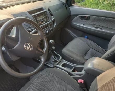 Сірий Тойота Хайлюкс, об'ємом двигуна 2.5 л та пробігом 260 тис. км за 17000 $, фото 3 на Automoto.ua