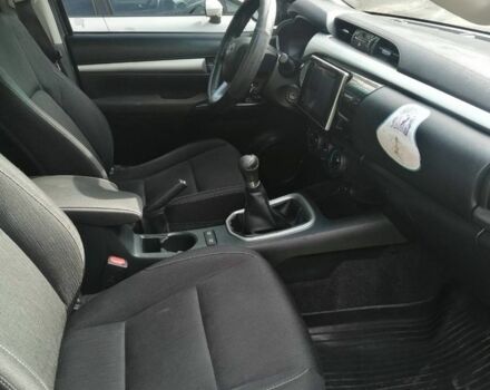 Серый Тойота Хайлюкс, объемом двигателя 2.4 л и пробегом 277 тыс. км за 20000 $, фото 3 на Automoto.ua