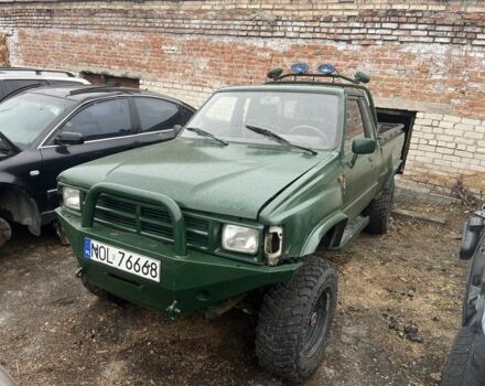 Зеленый Тойота Хайлюкс, объемом двигателя 2.4 л и пробегом 300 тыс. км за 2500 $, фото 1 на Automoto.ua