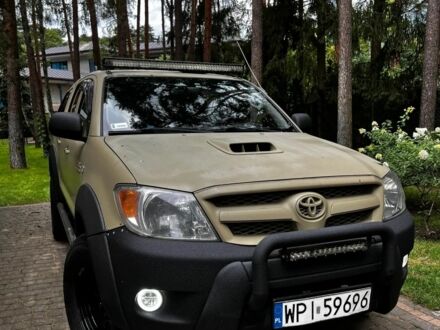 Зеленый Тойота Хайлюкс, объемом двигателя 3 л и пробегом 210 тыс. км за 3200 $, фото 1 на Automoto.ua