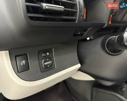 Чорний Тойота АйКью, об'ємом двигуна 1.33 л та пробігом 160 тис. км за 6999 $, фото 17 на Automoto.ua