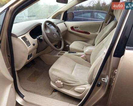 Бежевый Тойота Инова, объемом двигателя 2.7 л и пробегом 300 тыс. км за 7500 $, фото 8 на Automoto.ua