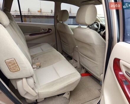 Бежевый Тойота Инова, объемом двигателя 2.7 л и пробегом 300 тыс. км за 7500 $, фото 9 на Automoto.ua