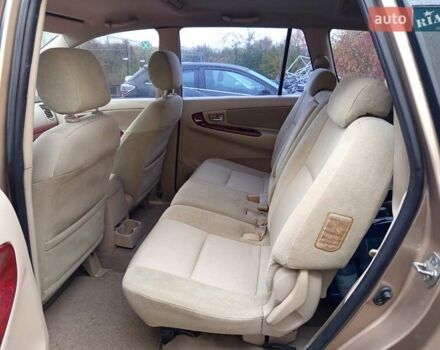 Бежевый Тойота Инова, объемом двигателя 2.7 л и пробегом 300 тыс. км за 7500 $, фото 5 на Automoto.ua