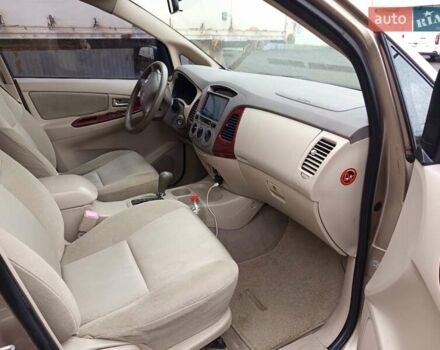 Бежевый Тойота Инова, объемом двигателя 2.7 л и пробегом 300 тыс. км за 7500 $, фото 10 на Automoto.ua