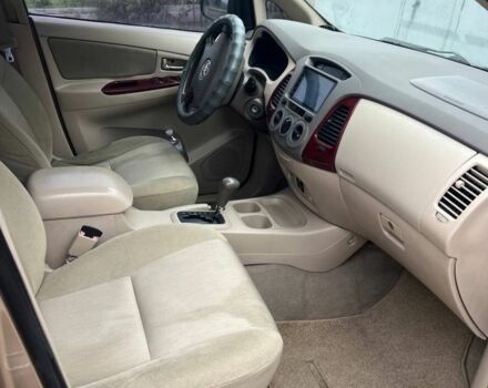 Бежевый Тойота Инова, объемом двигателя 2.7 л и пробегом 300 тыс. км за 6200 $, фото 5 на Automoto.ua