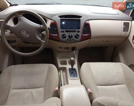 Бежевый Тойота Инова, объемом двигателя 2.7 л и пробегом 300 тыс. км за 7500 $, фото 6 на Automoto.ua