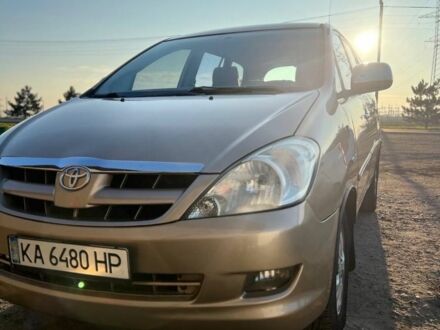 Бежевый Тойота Инова, объемом двигателя 2.7 л и пробегом 300 тыс. км за 6200 $, фото 1 на Automoto.ua