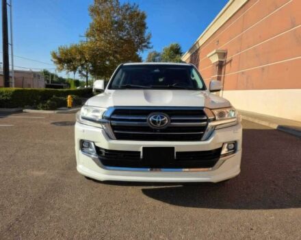 Белый Тойота Ленд Крузер 100, объемом двигателя 5.7 л и пробегом 80 тыс. км за 32000 $, фото 1 на Automoto.ua