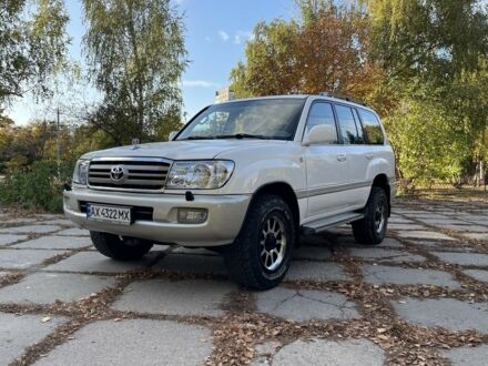 Белый Тойота Ленд Крузер 100, объемом двигателя 4.5 л и пробегом 330 тыс. км за 15000 $, фото 1 на Automoto.ua