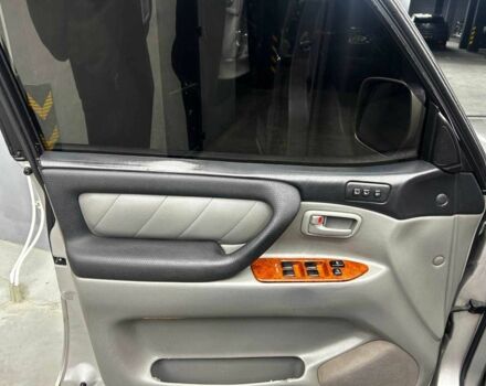 Серый Тойота Ленд Крузер 100, объемом двигателя 4.7 л и пробегом 385 тыс. км за 10200 $, фото 6 на Automoto.ua