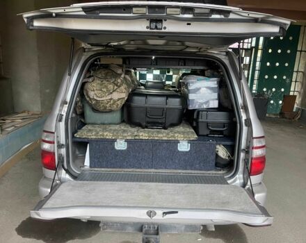 Серый Тойота Ленд Крузер 100, объемом двигателя 4.7 л и пробегом 333 тыс. км за 14800 $, фото 7 на Automoto.ua