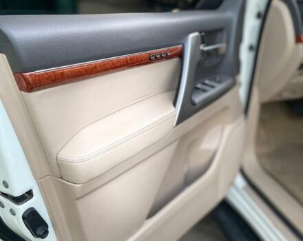 Белый Тойота Ленд Крузер 200, объемом двигателя 4.6 л и пробегом 193 тыс. км за 32500 $, фото 3 на Automoto.ua