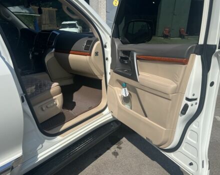 Белый Тойота Ленд Крузер 200, объемом двигателя 4.6 л и пробегом 257 тыс. км за 37000 $, фото 17 на Automoto.ua