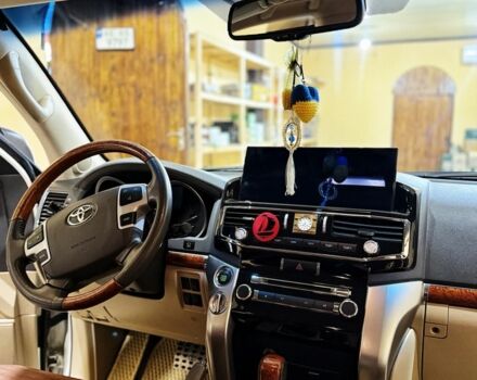 Білий Тойота Ленд Крузер 200, об'ємом двигуна 4.5 л та пробігом 143 тис. км за 38500 $, фото 2 на Automoto.ua