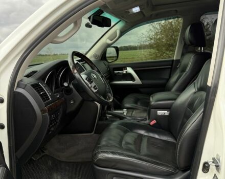 Белый Тойота Ленд Крузер 200, объемом двигателя 4.5 л и пробегом 127 тыс. км за 38095 $, фото 1 на Automoto.ua