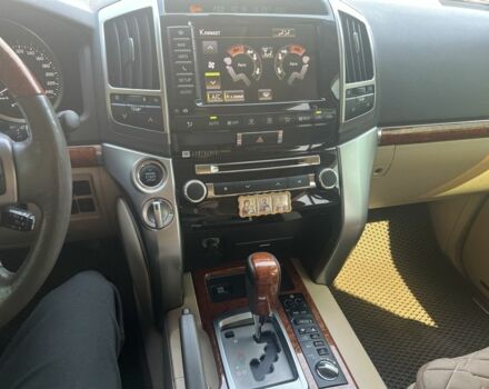 Белый Тойота Ленд Крузер 200, объемом двигателя 4.6 л и пробегом 257 тыс. км за 37000 $, фото 10 на Automoto.ua