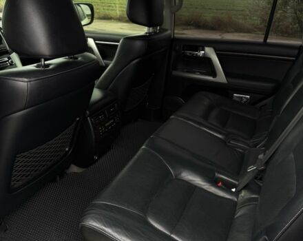 Белый Тойота Ленд Крузер 200, объемом двигателя 4.5 л и пробегом 127 тыс. км за 38095 $, фото 2 на Automoto.ua