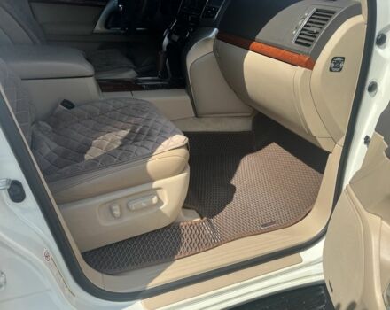 Белый Тойота Ленд Крузер 200, объемом двигателя 4.6 л и пробегом 257 тыс. км за 37000 $, фото 16 на Automoto.ua