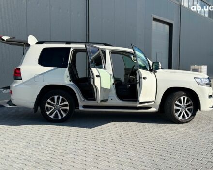 Белый Тойота Ленд Крузер 200, объемом двигателя 4.7 л и пробегом 145 тыс. км за 46590 $, фото 40 на Automoto.ua