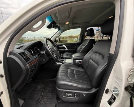 Белый Тойота Ленд Крузер 200, объемом двигателя 4.5 л и пробегом 205 тыс. км за 53500 $, фото 12 на Automoto.ua