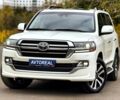 Белый Тойота Ленд Крузер 200, объемом двигателя 4.5 л и пробегом 205 тыс. км за 53500 $, фото 1 на Automoto.ua