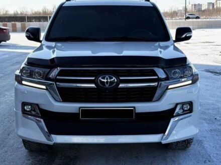 Белый Тойота Ленд Крузер 200, объемом двигателя 4.5 л и пробегом 100 тыс. км за 10000 $, фото 1 на Automoto.ua