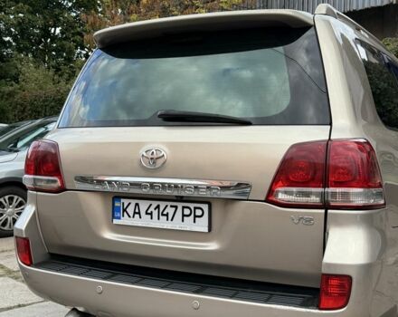 Бежевый Тойота Ленд Крузер 200, объемом двигателя 4.5 л и пробегом 300 тыс. км за 23200 $, фото 1 на Automoto.ua