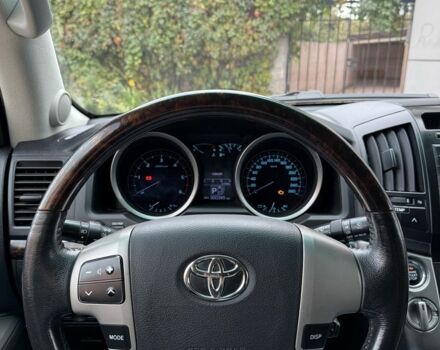 Бежевый Тойота Ленд Крузер 200, объемом двигателя 4.5 л и пробегом 300 тыс. км за 23200 $, фото 4 на Automoto.ua