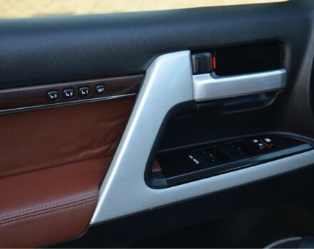 Черный Тойота Ленд Крузер 200, объемом двигателя 4.6 л и пробегом 137 тыс. км за 57500 $, фото 7 на Automoto.ua