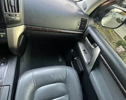 Серый Тойота Ленд Крузер 200, объемом двигателя 4.5 л и пробегом 340 тыс. км за 23000 $, фото 15 на Automoto.ua