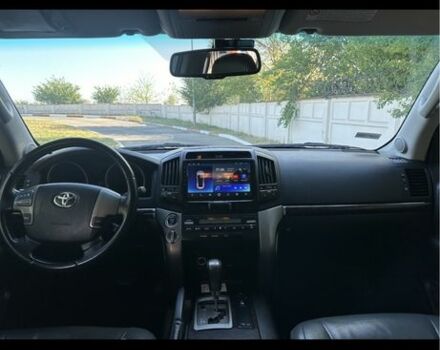 Серый Тойота Ленд Крузер 200, объемом двигателя 4.5 л и пробегом 330 тыс. км за 23900 $, фото 17 на Automoto.ua