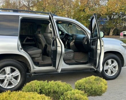 Серый Тойота Ленд Крузер 200, объемом двигателя 4.5 л и пробегом 340 тыс. км за 23000 $, фото 3 на Automoto.ua