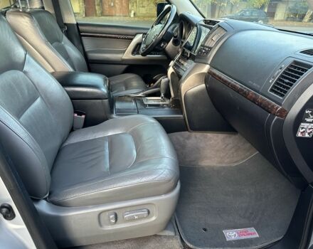 Серый Тойота Ленд Крузер 200, объемом двигателя 4.5 л и пробегом 340 тыс. км за 23000 $, фото 10 на Automoto.ua