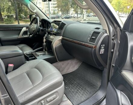 Серый Тойота Ленд Крузер 200, объемом двигателя 4.6 л и пробегом 213 тыс. км за 24000 $, фото 14 на Automoto.ua