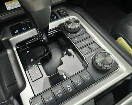 Серый Тойота Ленд Крузер 200, объемом двигателя 4.5 л и пробегом 170 тыс. км за 55000 $, фото 6 на Automoto.ua