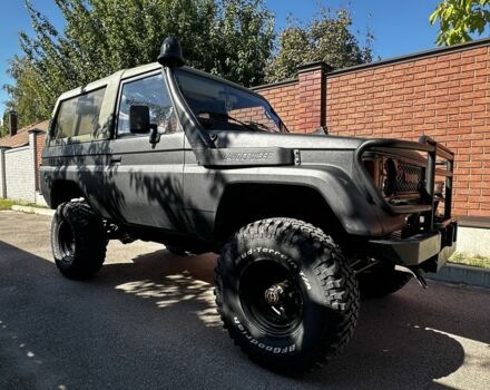 Черный Тойота Ленд Крузер 70, объемом двигателя 2.5 л и пробегом 200 тыс. км за 20000 $, фото 7 на Automoto.ua