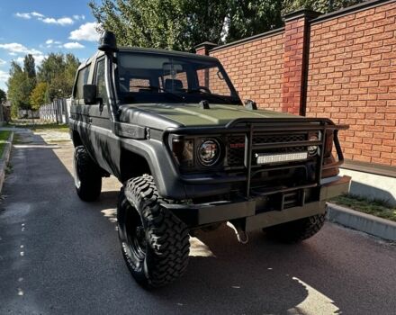 Черный Тойота Ленд Крузер 70, объемом двигателя 2.5 л и пробегом 200 тыс. км за 20000 $, фото 1 на Automoto.ua