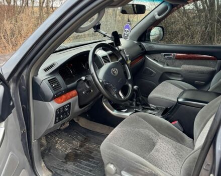 Серый Тойота Ленд Крузер Прадо 120, объемом двигателя 3 л и пробегом 446 тыс. км за 11000 $, фото 1 на Automoto.ua