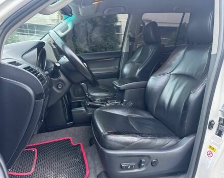 Белый Тойота Ленд Крузер Прадо 150, объемом двигателя 4 л и пробегом 237 тыс. км за 19700 $, фото 17 на Automoto.ua