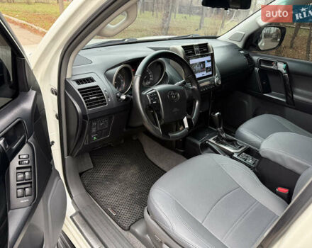 Белый Тойота Ленд Крузер Прадо, объемом двигателя 2.69 л и пробегом 248 тыс. км за 18500 $, фото 9 на Automoto.ua