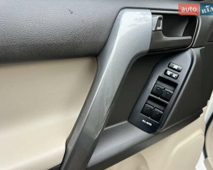 Белый Тойота Ленд Крузер Прадо, объемом двигателя 2.7 л и пробегом 228 тыс. км за 19950 $, фото 64 на Automoto.ua