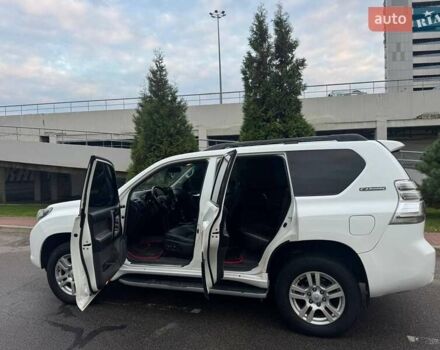 Тойота Ленд Крузер Прадо 2010 у Києві на Automoto.ua Білий Тойота Ленд Крузер Прадо, об'ємом двигуна 4 л та пробігом 237 тис. км за 19700 $, фото 15 на Automoto.ua