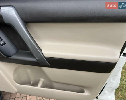 Белый Тойота Ленд Крузер Прадо, объемом двигателя 2.7 л и пробегом 228 тыс. км за 19950 $, фото 112 на Automoto.ua