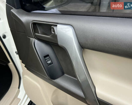 Белый Тойота Ленд Крузер Прадо, объемом двигателя 2.7 л и пробегом 228 тыс. км за 19950 $, фото 113 на Automoto.ua