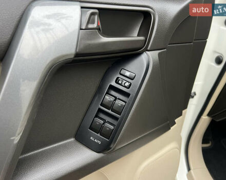 Белый Тойота Ленд Крузер Прадо, объемом двигателя 2.7 л и пробегом 228 тыс. км за 19950 $, фото 65 на Automoto.ua